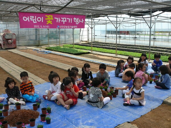 어린이“꽃 가꾸기”행사 개최  3