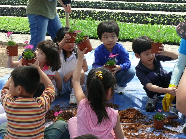 어린이“꽃 가꾸기”행사 개최  5