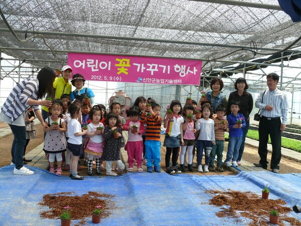 어린이“꽃 가꾸기”행사 개최  1