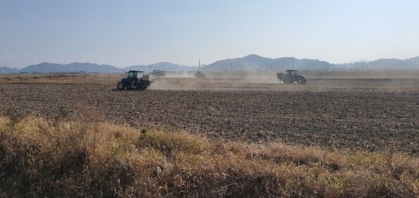 신안군, 압해읍 농업경영인회 200여ha 비료 공동살포 2