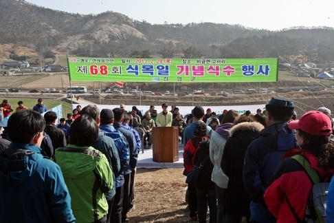 신안군, 식목일 기념 전국 첫 나무심기 행사 성료..