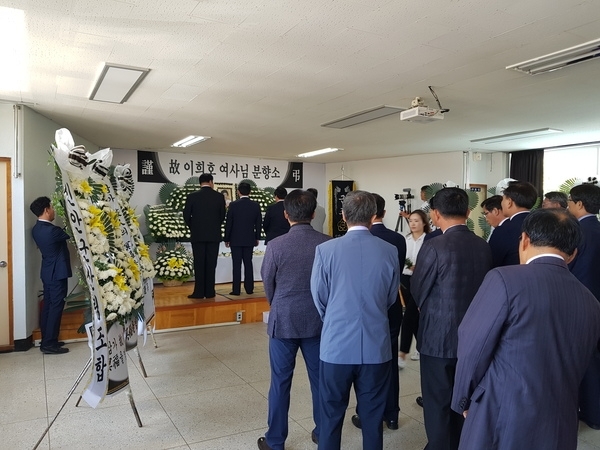 평화의 섬 하의도 이희호 여사 추모의 물결 .. 박우량 신안군수 故 이희호 여사 하의도 분향소 조문1