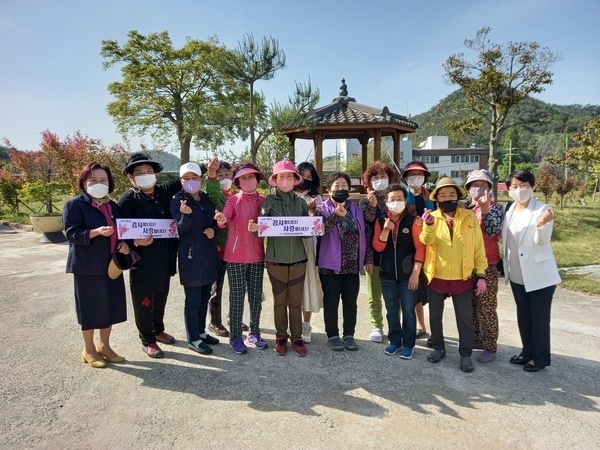 안좌면 여성단체협의회 어버이날 카네이션 달기 행사 열어.. 