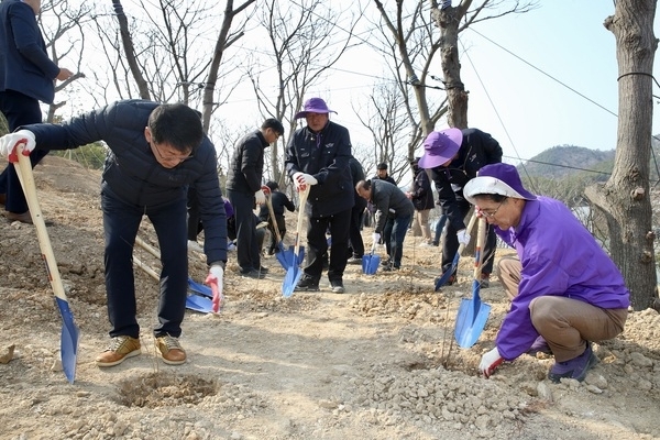 신안군 제78회 식목일 기념 나무심기 성료..