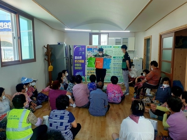 신안군, 주민과 함께하는 자원순환 캠페인 실시..'올바른 분리배출 홍보를 위해 찾아가는 행정 펼쳐'1