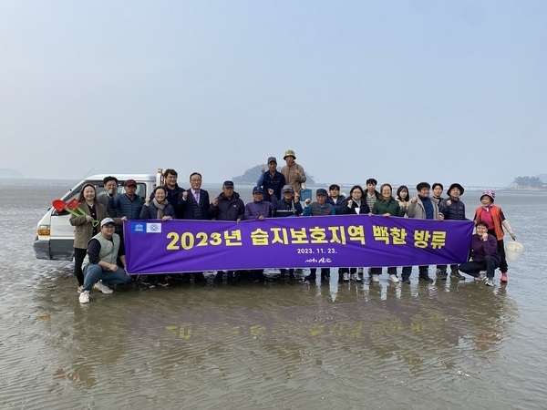 신안 갯벌, 생태계 기초생산량 증진을 위한 백합 방류 성공적으로 완료..'신안 갯벌 습지보호지역 백합 100만미 방류'1