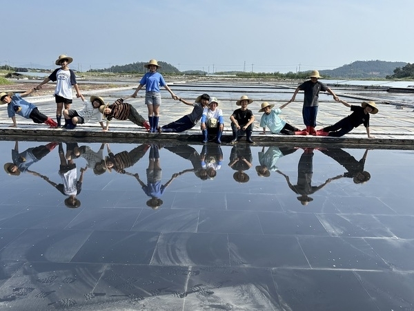 제주도 어린이들, 1004섬 온 까닭은?..'제주도 곶자왈작은학교, 안좌도 마을학교와 공동 모꼬지(MT)'1