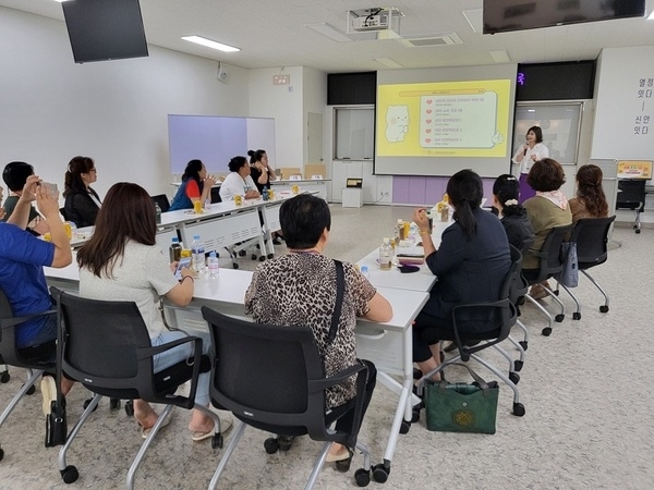 신안군 어린이·사회복지급식관리지원센터 조리종사자 역량 강화 교육 실시..'함께하는 건강한 식탁, 2024 조리사 집합 교육'1